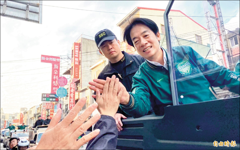 民進黨總統候選人賴清德（右）全國大車掃昨從屏東出發，行經高雄、台南。圖為車隊在麻豆，賴與支持者熱情擊掌，全力催票。（記者楊金城攝）