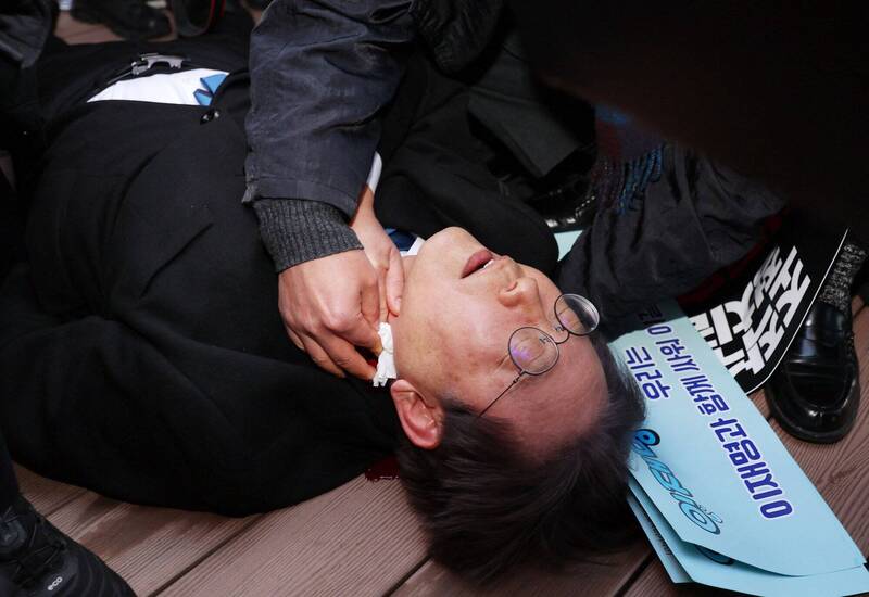 南韩最大在野党共同民主党党魁李在明，2日遇刺后恢复良好，预计10日出院返家休养。（法新社）(photo:LTN)