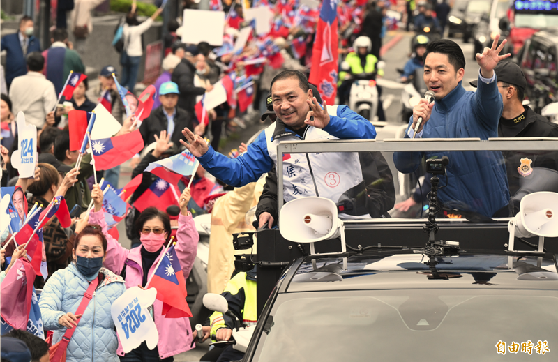 侯友宜表示國家級警報誤植「飛彈」整件事的過程，凸顯「極為嚴重的國安問題」。圖為侯友宜（中）9日在台北市長蔣萬安（右）陪同下，前往台北市中山、松山區車隊掃街拜票，沿途也動員支持群眾夾道歡迎，以壯聲勢。（記者廖振輝攝）