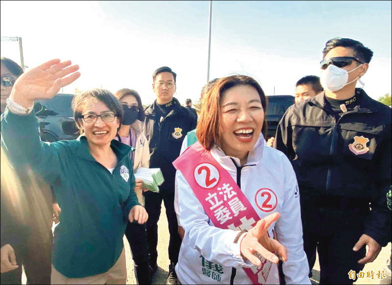 民進黨副總統候選人蕭美琴與林靜儀車隊掃街拜票。（記者黃旭磊攝）