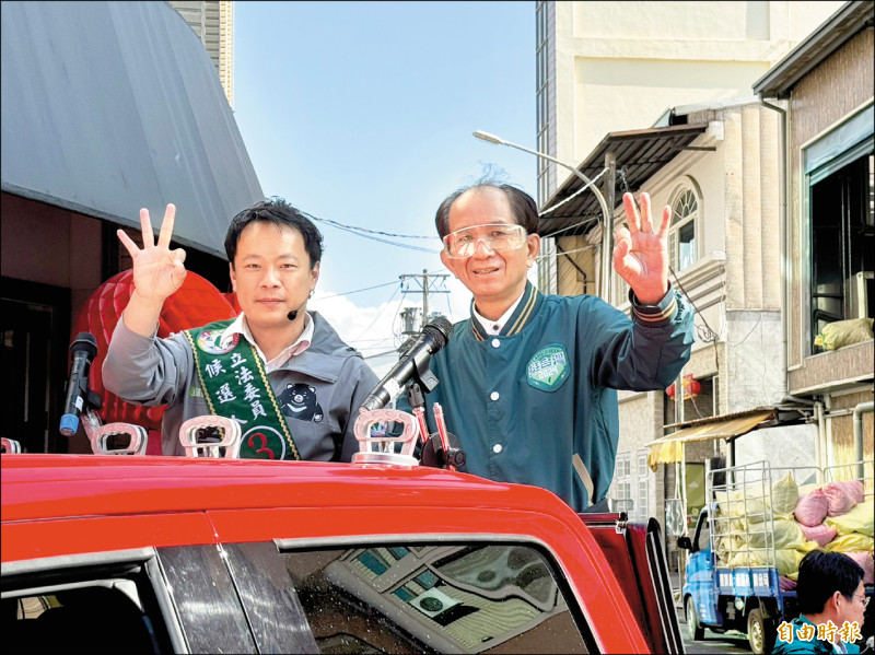 選戰倒數加強陸戰，埔里鎮長廖志城（右）陪同民進黨立委候選人蔡銘軒（左）掃街拜票。（記者佟振國攝）