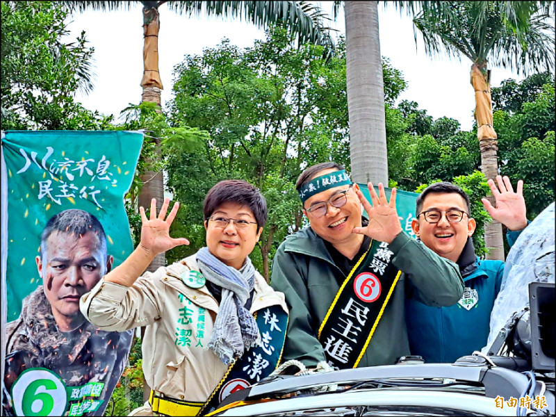 民進黨不分區立委候選人王義川（中）與新北市議員卓冠廷（右）的「川流不息民主前行」，昨來到新竹市與立委候選人林志潔（左）合體掃街。
（記者洪美秀攝）