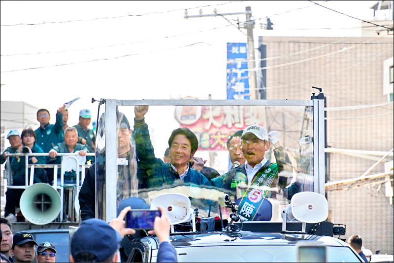 賴清德（左）全國大車掃昨天與民進黨嘉縣山區立委候選人陳冠廷（右）合體車掃造勢。（記者王善嬿攝）