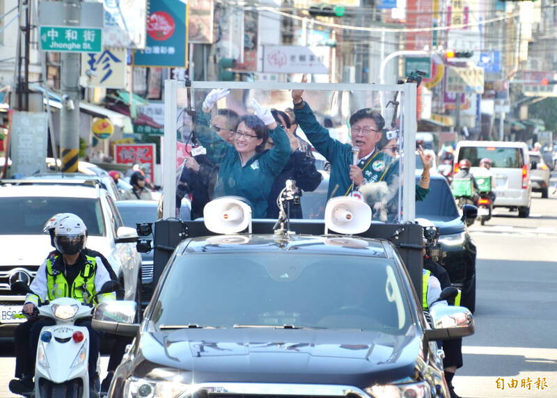 民進黨副總統候選人蕭美琴陪同立委候選人郭國文掃街，支持者熱情相迎。（記者吳俊鋒攝）