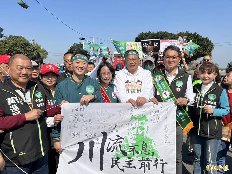 民進黨不分區立委候選人王義川（右3）等人發起的川流不息民主前行全台車掃活動，今天抵達雲林西螺與第二選區立委候選人劉建國（右 2）一起車掃衝票。（記者黃淑莉攝）