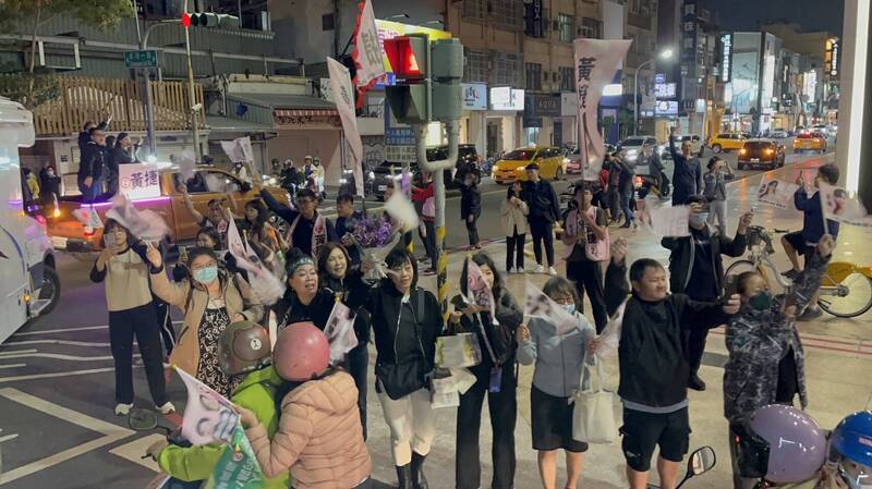 支持者在路旁迎接黃捷與王義川的掃街車隊。（黃捷競辦提供）