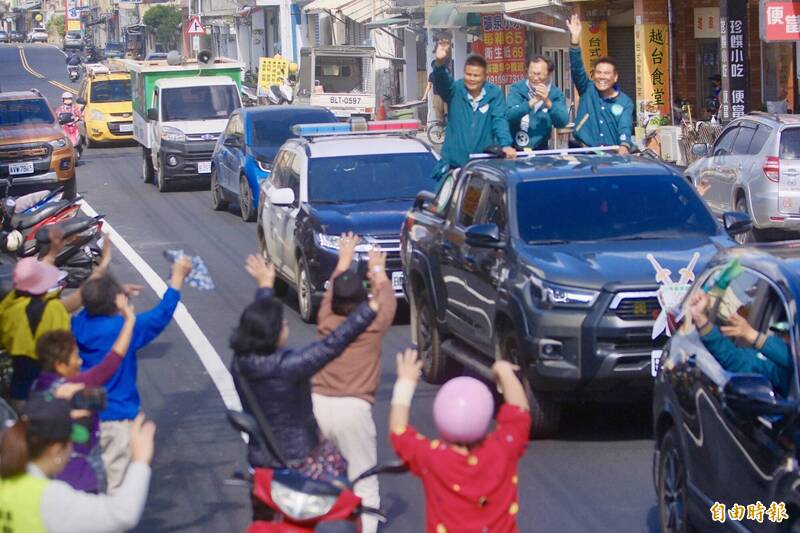 屏南選區激戰，徐富癸車掃不忘議題攻防。（記者蔡宗憲攝）