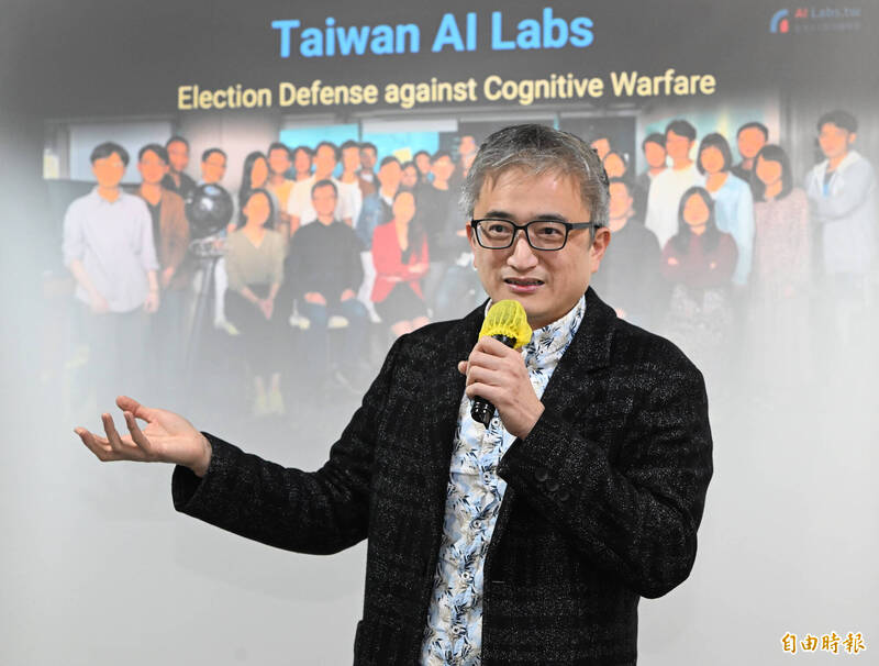 台灣人工智慧實驗室（Taiwan AI Labs）創辦人杜奕瑾表示，國家級警報事件發生後，在社群平台上出現大量協同帳號（具有協同行為的帳號）活動，試圖誤導民眾、批評政府兩岸政策，在台灣製造混亂。（記者田裕華攝）