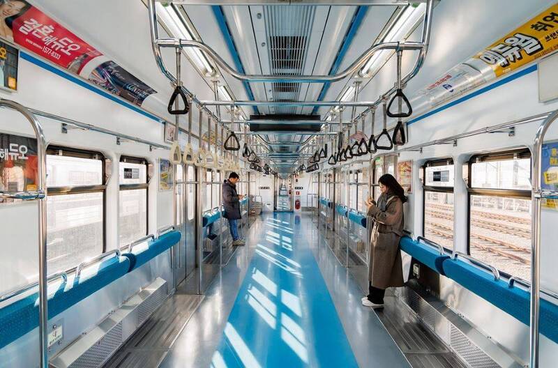 首尔地铁4号线将试行「无座位车厢」，以盼缓解人潮。（图截取自首尔交通公社서울교통공사）(photo:LTN)