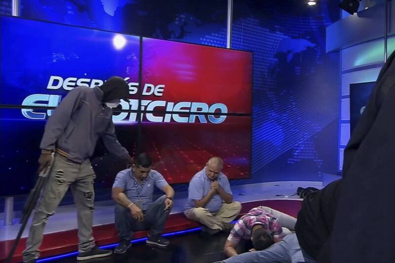 一批蒙面武装份子闯入厄瓜多电视台，威胁工作人员跪下。（美联社）(photo:LTN)