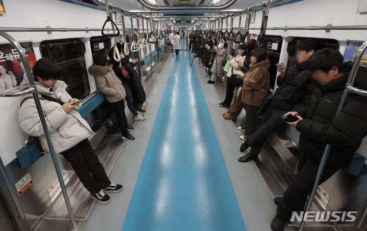 首尔交通公社于今（10）日开始，在早上7点至9点的上班尖峰时刻，将会实施「无座位车厢」，仅会保留博爱座，期盼能缓解人潮拥挤的情况。（图截取自NEWSIS）(photo:LTN)