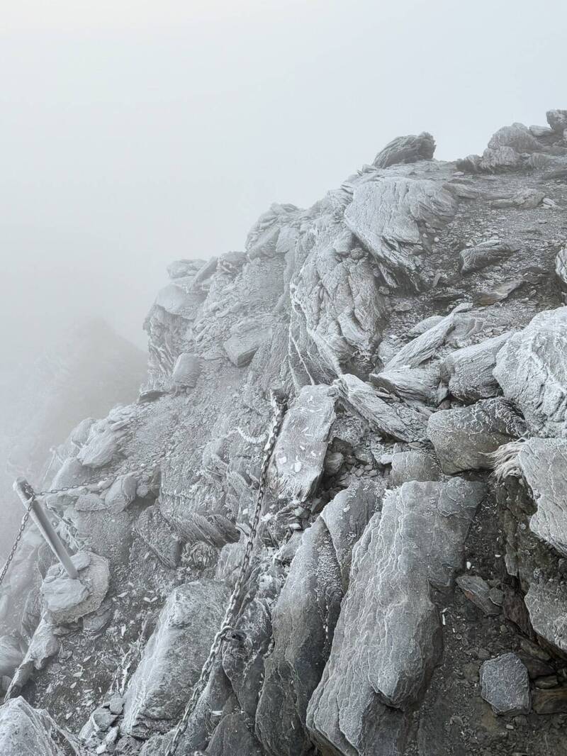 冷气团发威，玉山风口铁鍊区步道出现结冰与雾淞，雪白景象相当「冻」人。（玉管处提供）(photo:LTN)