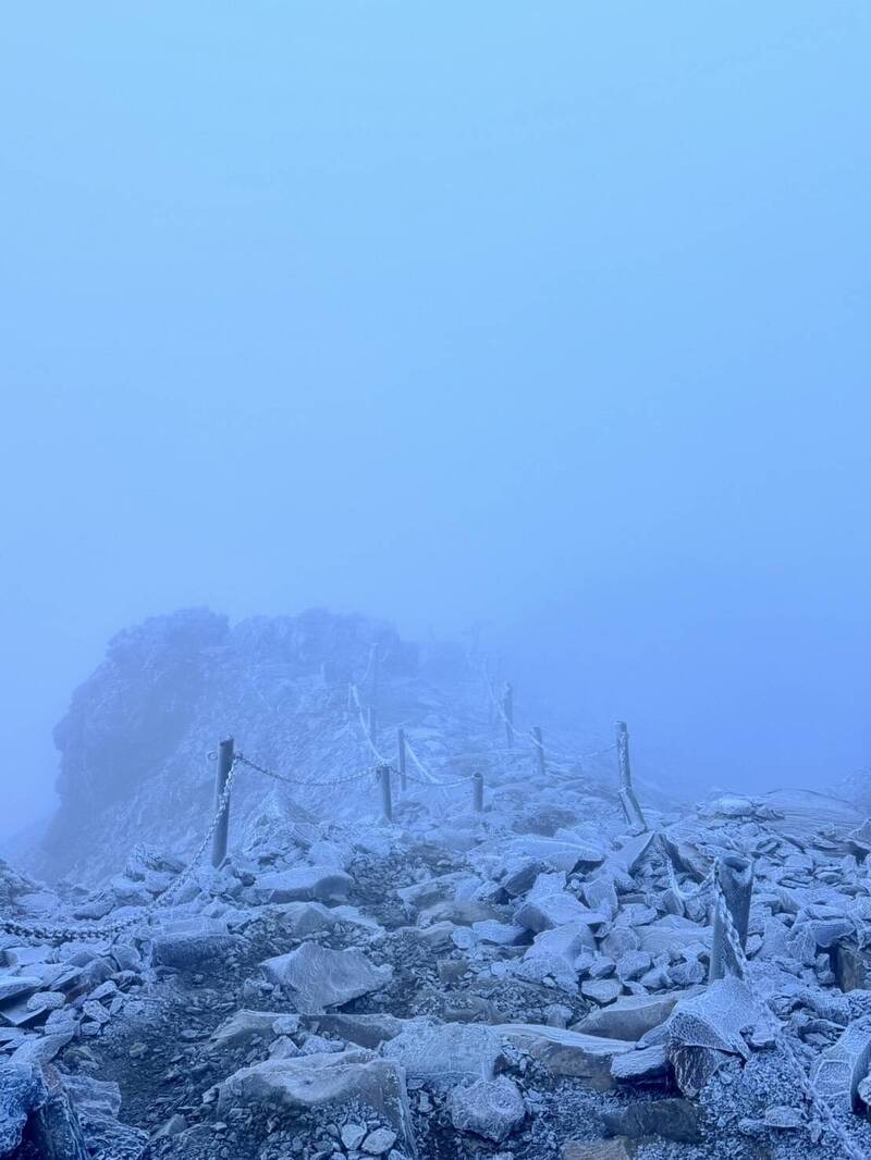 冷气团发威，玉山风口铁鍊区步道出现结冰与雾淞。（玉管处提供）(photo:LTN)