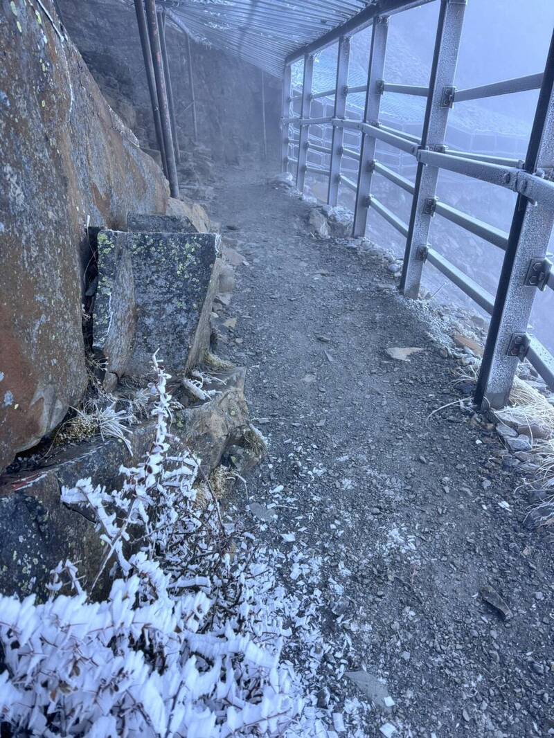 冷气团发威，玉山风口铁棚区出现结冰与雾淞。（玉管处提供）(photo:LTN)