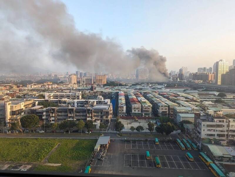 新北市湳雅夜市一處廢棄茶藝館今天上午傳出火警，大量火煙連兩公里外台65線都可見，起火原因仍待調查釐清。（記者吳仁捷翻攝）