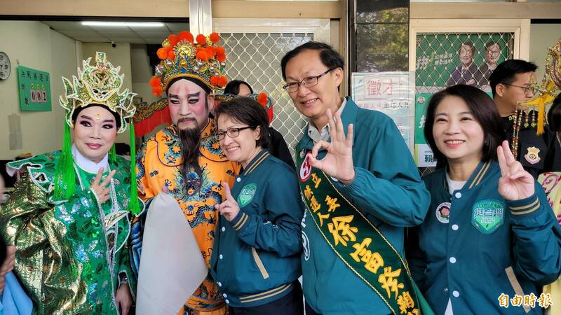 蕭美琴環台車掃進入最南的屏東縣，首站先赴潮州。（記者陳彥廷攝）