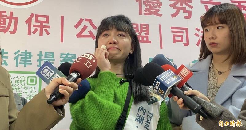 高嘉瑜下午現身競選總部，準備要與陳時中進行車隊掃街，講到激動之處，她一度眼眶泛紅，後來更直接落淚，但她強調是想到支持者的支持才落淚，並非是被李媽媽罵才會哭。（記者楊心慧攝）