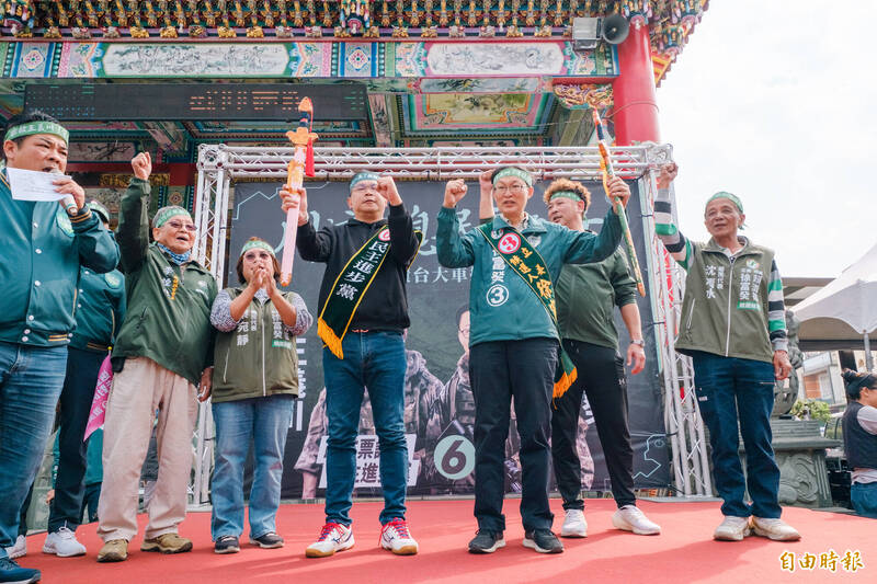 搶救王義川大兵行動今天到達屏東枋寮，合體立委候選人徐富癸。（記者陳彥廷攝）