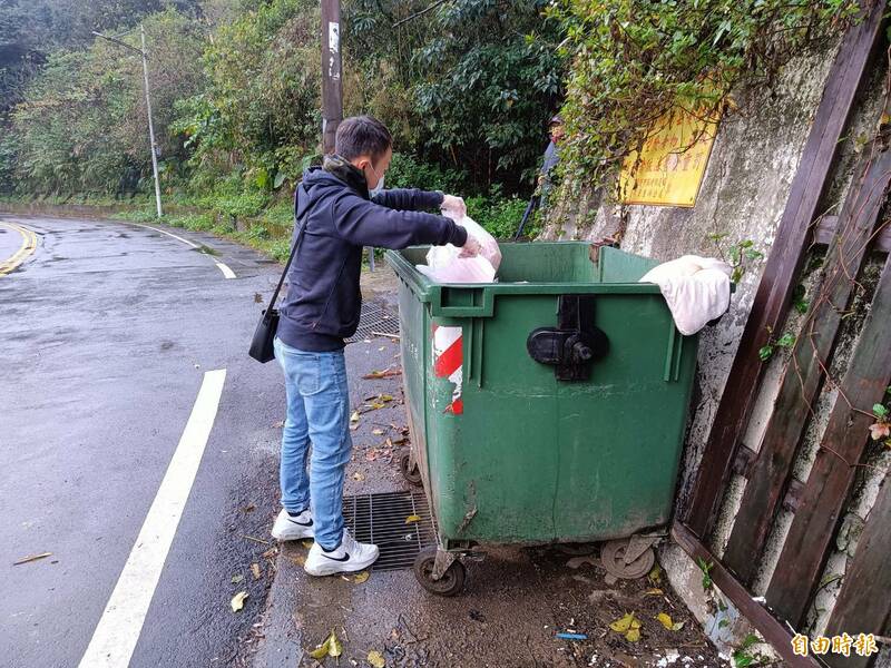 基隆市環保局人員加強巡查。（記者盧賢秀攝）