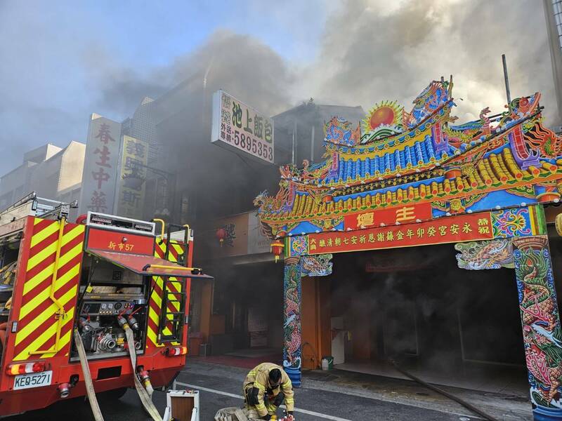 台南新市區中興路一家便當店失火，幸無人員傷亡，店門口的木造建醮牌樓也未被波及。（讀者提供）