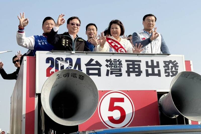 宣明智（左二）陪同張秀華（右二）車隊掃街。（張秀華競選總部提供）