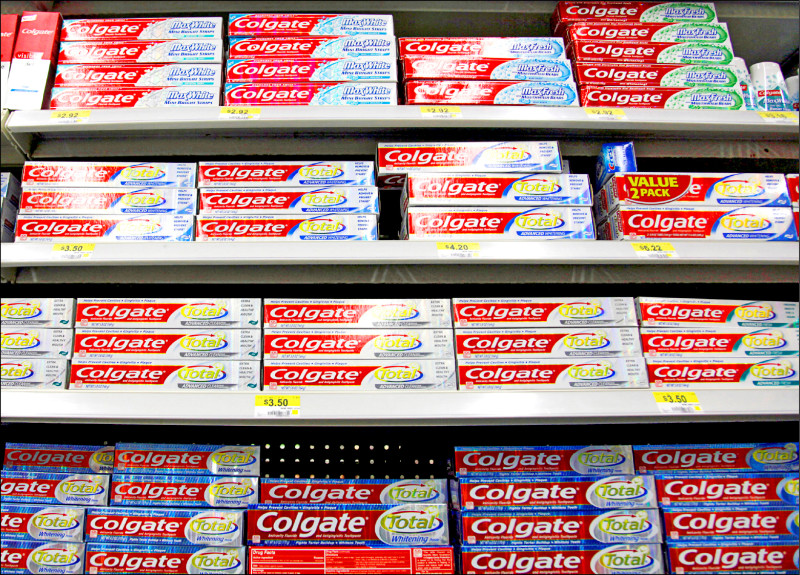 美国一名牙医专门收藏各种牙膏，包含各种稀奇古怪口味的产品。示意图。（路透档案照）(photo:LTN)