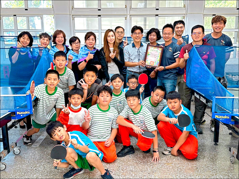高雄市鼓山區中山國小桌球隊，購買桌球發球機和練習球，送愛到美濃區中壇國小。（高雄市教育局提供）