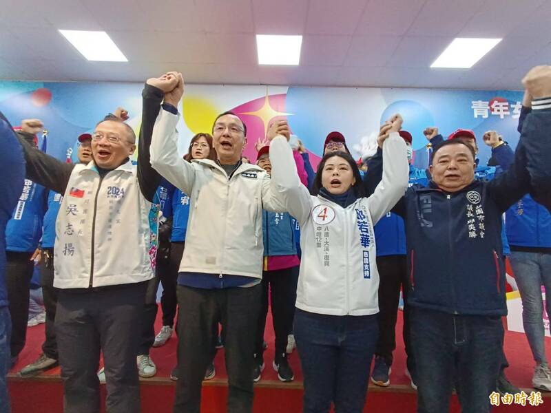 國民黨主席朱立倫12日陪同桃園3席新人掃街，一早到六選區陪同邱若華車掃。 （記者鄭淑婷攝）