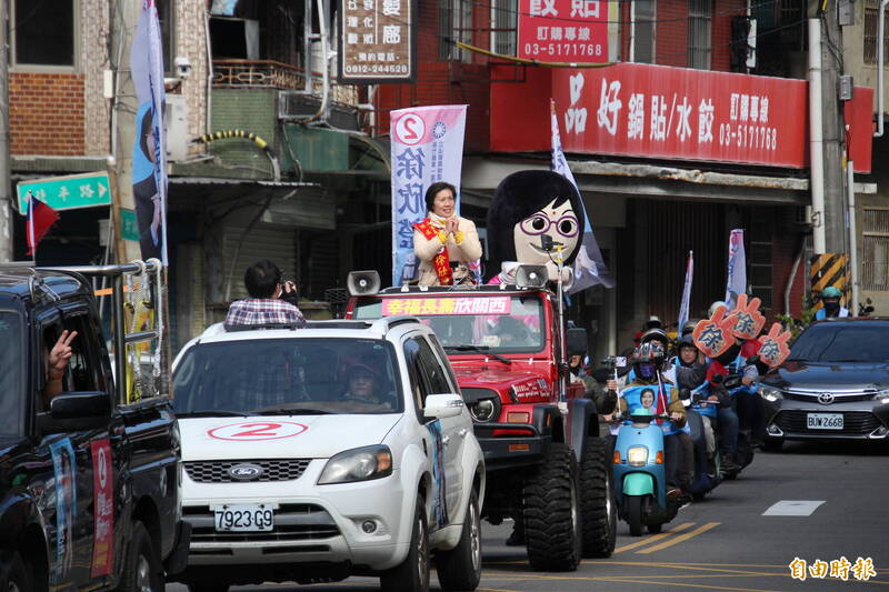 國民黨新竹縣第1選區立委候選人徐欣瑩今天一整天都出動車隊狂掃選區催票，一早先後到關西、新埔，下午過後回防最大票倉所在的湖口鄉。（記者黃美珠攝）