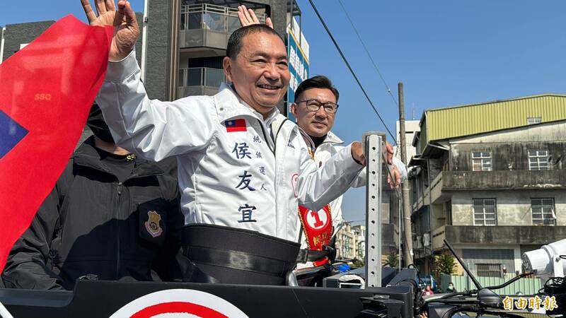 侯友宜陪同江啟臣在豐原車隊掃街拜票。（記者歐素美攝）