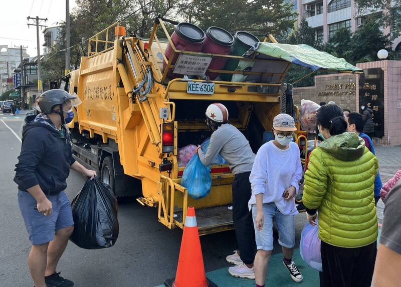 明天選舉投票日，台中市環保局1月13日將採「定時定點」收運垃圾。（環保局提供）