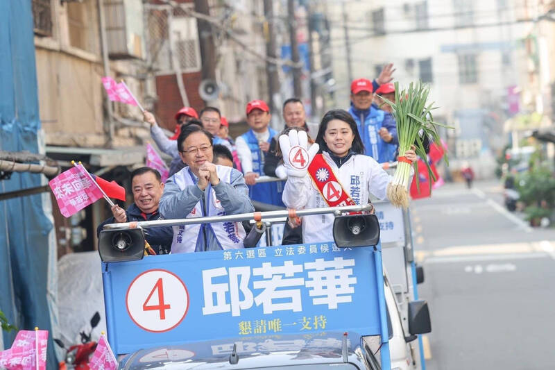 桃園市長張善政（中）12日輔選首站，陪同桃園第6選區立委候選人邱若華車隊掃街。（邱若華總部提供）