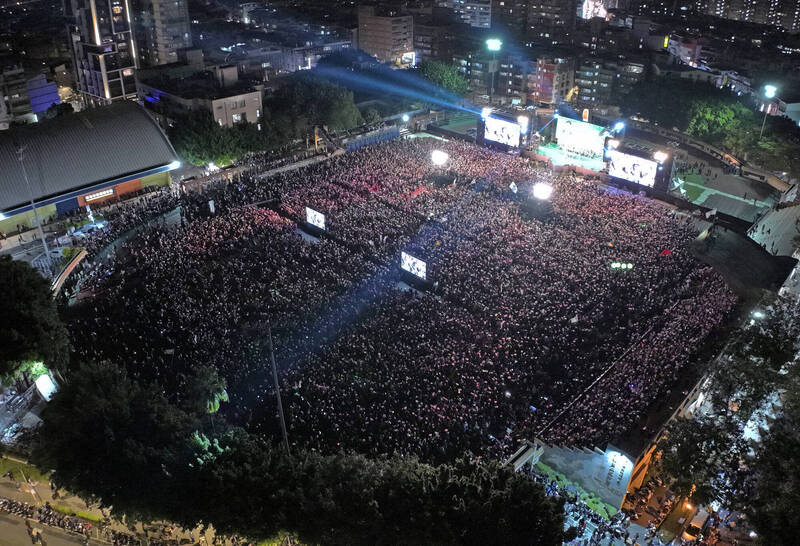 「赖萧配」选前之夜板桥场，到晚间8时现场突破20万人。（赖竞总提供）(photo:LTN)