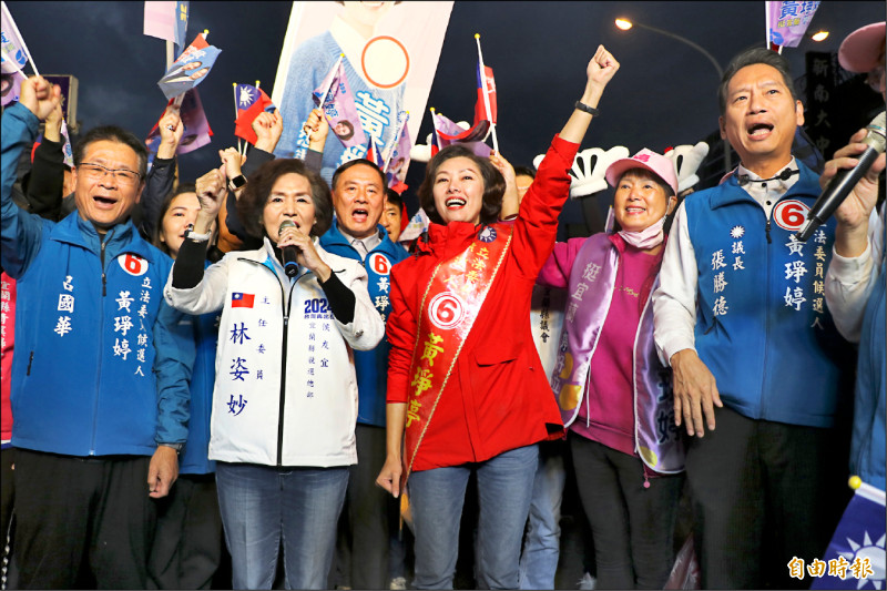 國民黨立委候選人黃琤婷（前排左三）昨傍晚出發宜蘭市徒步掃街，縣長林姿妙（左二）、議長張勝德（右一）等人陪同掃街。（記者蔡昀容攝）