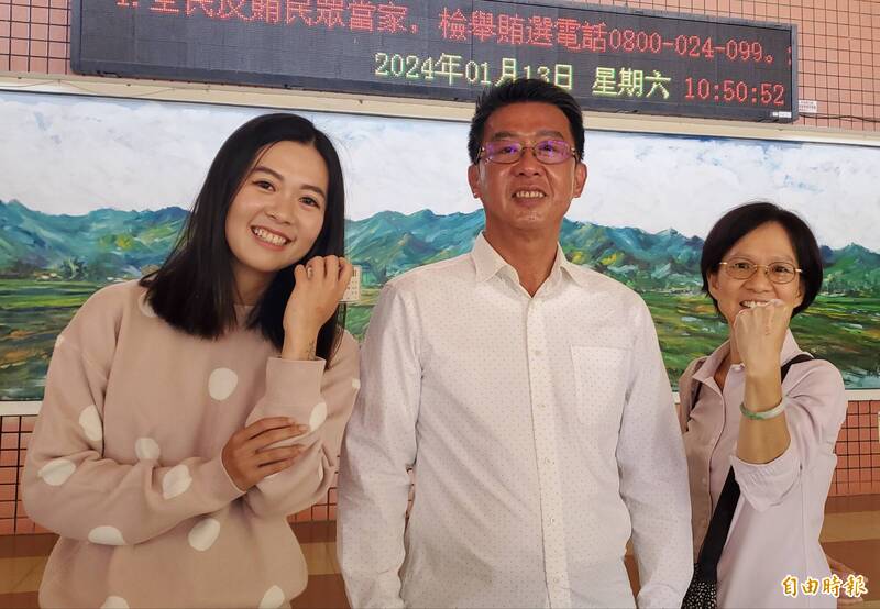 民進黨立委許智傑今在女兒及老婆陪同下，前往鳳山區正義國小投開票所，投下神聖的一票。（記者陳文嬋攝）