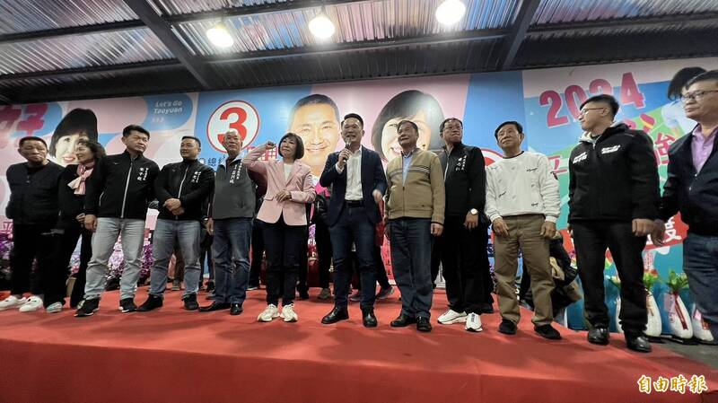 呂玉玲（左6）自行宣布當選桃園市第5選區立法委員。（記者周敏鴻攝）