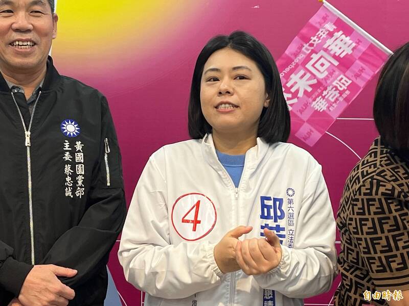 國民黨桃園市第6選區立委候選人邱若華（中），擊敗尋求3連霸的現任無黨籍立委趙正宇，晚間自行宣布當選。（記者李容萍攝）