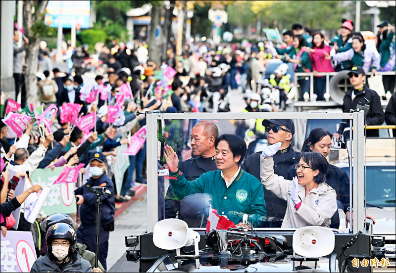 民進黨總統候選人賴清德昨在家鄉新北市車隊掃街，他表示，民主不是棄誰保誰，民主的意義是不放棄神聖的一票。圖為賴清德與副總統候選人蕭美琴昨日下午率台北市八位立委候選人，沿著忠孝東、西路以車隊掃街，進行選戰最後衝刺。（記者張嘉明攝）