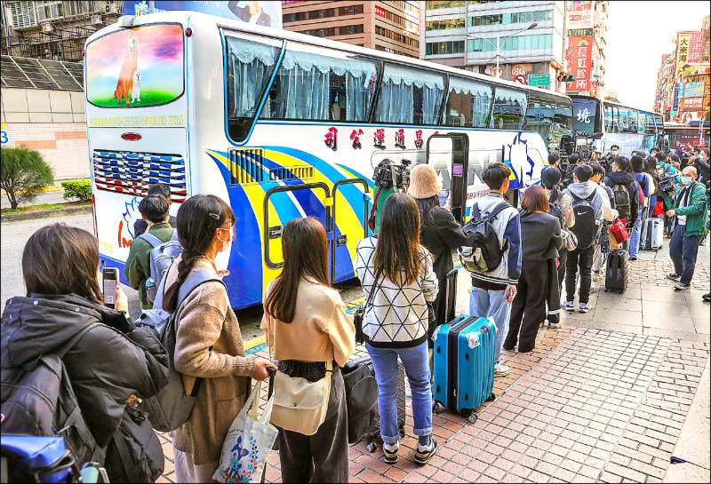 台灣青年民主協會發起「2024青年民主返鄉列車」，昨日下午在台北車站舉行發車記者會，集合點搭車人潮排成長龍，準備上車。（中央社）