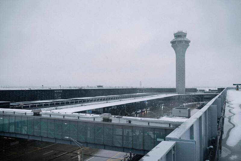 美国中北部受到冬季风暴袭击，大量航班也因为恶劣天气被迫取消。图为芝加哥欧海尔国际机场。（法新社）(photo:LTN)