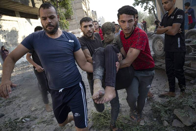2023年10月16日，加萨走廊汗尤尼斯（Khan Younis），巴勒斯坦民众抬着一名在以色列空袭中受伤的人。（美联社）(photo:LTN)