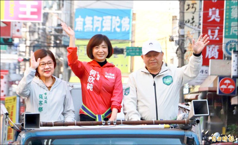 台中第七選區立委何欣純（中）順利連任，今天展開謝票，感謝投票給她，還有沒投給她的鄉親。（記者陳建志攝）