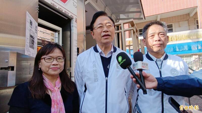 桃園市長張善政15日到桃園區中山國小出席活動，這是他在總統及立委選舉後首個公開行程，他表示，期待主席朱立倫繼續帶領國民黨。 （記者鄭淑婷攝）