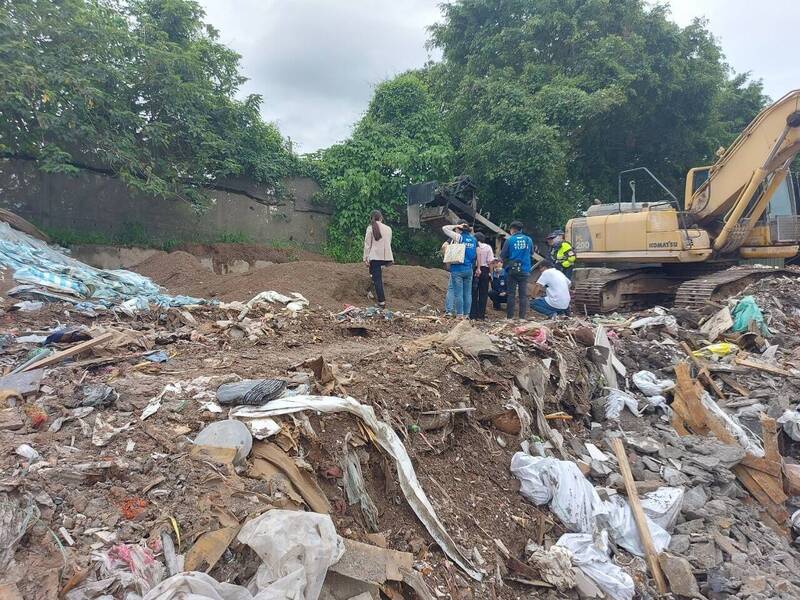 雲林檢警合作破獲營建廢棄物非法集團，以合法掩護非法方式在雲林縣境內13鄉鎮的農地、河川地、保安林及道路用地亂倒營建廢棄物。（雲林地檢署提供）