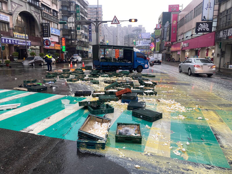 唐女追撞前方運蛋貨車，導致蛋架與雞蛋散落路面。（記者吳昇儒翻攝）