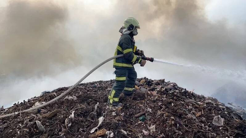 新竹縣新豐鄉垃圾掩埋場今天（15日）下午1點多又失火了，由於東北季風強勁，火勢一發不可收拾，惡臭濃煙飄散，消防局加派人力滅火中。（民眾提供）