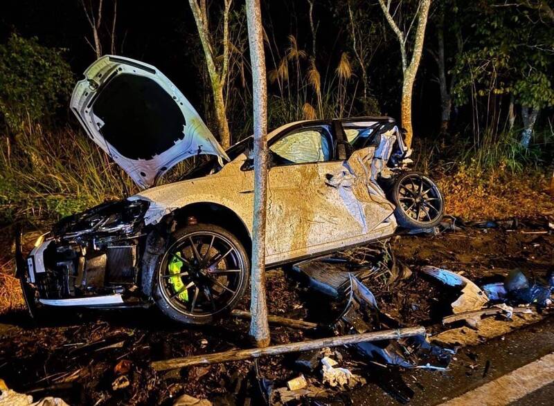 花蓮縣鳳林鎮一處偏僻鄉道昨發生改裝車聚競速卻發生車禍的意外。（民眾提供）