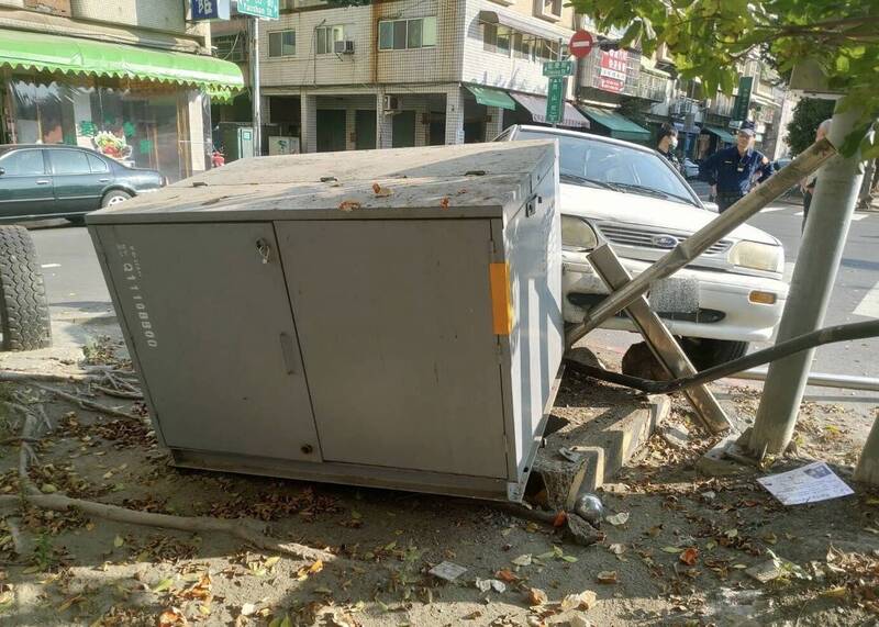 7旬老翁駕車先擦撞騎樓的轎車，後再撞上路口變電箱。（民眾提供）