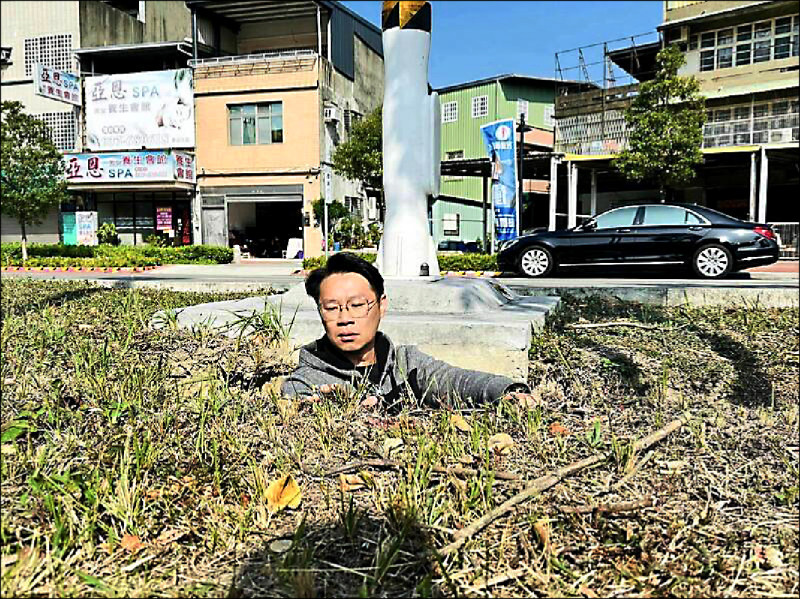 頭份市中央路分隔島「土撥鼠坑洞」，原來是涵管年久失修滲水造成。（陳光軒提供）