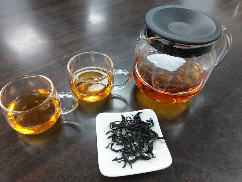 一般紅茶茶樹都開白花,但南投魚池鄉有民眾發現一株茶樹罕見開出紅花,直說是真正日月潭「紅」茶。(記者劉濱銓攝) 一般紅茶茶樹都開白花,但南投魚池鄉有民眾發現一株茶樹罕見開出紅花,直說是真正日月潭「紅」茶。(記者劉濱銓攝)